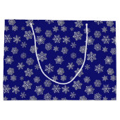 Silberschneeflocken auf dunkelblauem Hintergrund Große Geschenktüte (Rückseite)