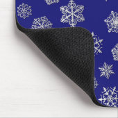 Silberschneeflocken auf dunkelblauem Hintergrund Mousepad (Ecke)