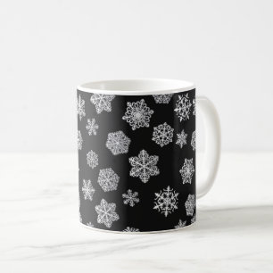 Silberschneeflocken auf schwarzem Hintergrund Kaffeetasse