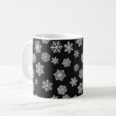 Silberschneeflocken auf schwarzem Hintergrund Kaffeetasse (Vorderseite Links)