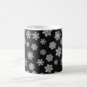 Silberschneeflocken auf schwarzem Hintergrund Kaffeetasse (Mittel)