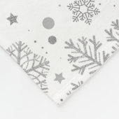 Silberschneeflocken auf weiß fleecedecke (Ecke)