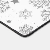 Silberschneeflocken auf weiß schreibtischunterlage (Ecke)