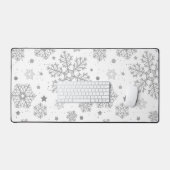 Silberschneeflocken auf weiß schreibtischunterlage (Tastatur & Maus)