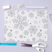 Silberschneeflocken auf weiß seidenpapier (Handwerk)