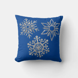 Silberschneeflocken auf Winter Blue Kissen