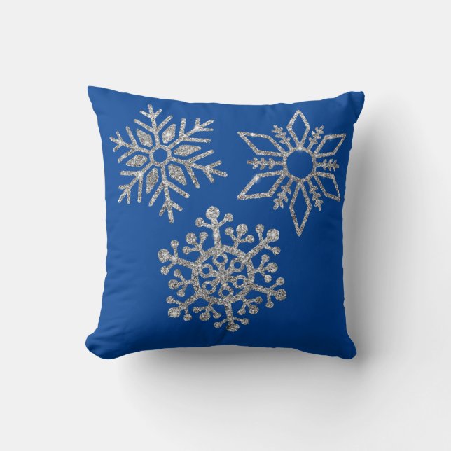 Silberschneeflocken auf Winter Blue Kissen (Vorderseite)