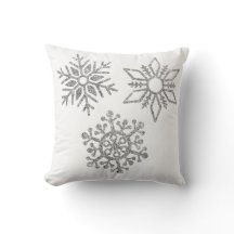 Silberschneeflocken im Winter weiß