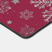 Silberschneeflocken in dunkelrot schreibtischunterlage (Ecke)