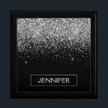 Silberschwarzer Glitzer Girl Monogram Name Erinnerungskiste<br><div class="desc">Schwarz und Silber Sparkle Glitzer Monogram Name Jewelry Keepake Box. Dies macht den perfekten Abschluss,  Geburtstag,  Hochzeit,  Brautparty,  Jubiläum,  Babydusche oder Junggeselinnen-Abschied Geschenk für jemanden,  die Lieben glamourösen Luxus und schicke Stile.</div>