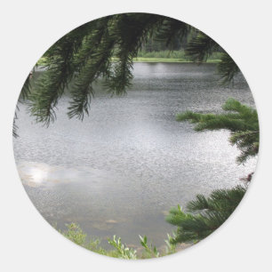 Silbersee Gerahmt von Evergreen Boughs Runder Aufkleber