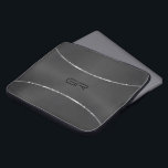 Silberstreifen im schwarzen Hintergrund Laptopschutzhülle<br><div class="desc">Bild von schwarzem metallischem Hintergrund mit zwei glänzenden silbernen Streifen Akzent. Optionales Monogramm.</div>