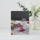 Silbertablette Katzenklettern über Tischkante Postkarte (Stehend Vorderseite)