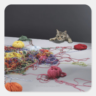 Silbertablette Katzenklettern über Tischkante Quadratischer Aufkleber