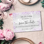 Silbervioletter Schmetterling Save the Date Ankündigungspostkarte<br><div class="desc">Eine trendige und mädchenhafte Save the Date-Karte für eine 40. Geburtstagsfeier (oder jedes Alter). Ein modernes Imitat silber aussehender Hintergrund mit violett,  lavendelfarbenen Imitaten Glitzer Glitzern. Personalisieren und fügen Sie ein Datum und Name/Alter 40. Der Text: Save the Date ist mit einem großen angesagten,  handgeschriebenen Stilskript geschrieben.</div>