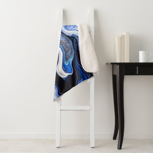 Silberweiße, dunkle Marmorstruktur. Sherpadecke (Beispiel)