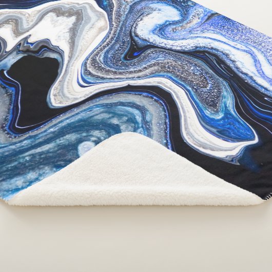 Silberweiße, dunkle Marmorstruktur. Sherpadecke (3/4)