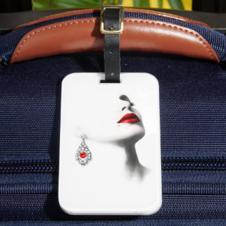 Silent Beauty – Monochrome Charcoal Art with Red Gepäckanhänger