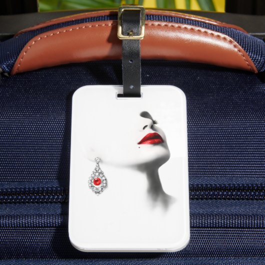 Silent Beauty – Monochrome Charcoal Art with Red Gepäckanhänger (Vorderseite Insitu 2)