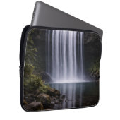 Silent Forest Waterfall – Calm Nature Landscape Laptopschutzhülle (Vorne Rechts)