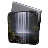 Silent Forest Waterfall – Calm Nature Landscape Laptopschutzhülle (Vorderseite Links)
