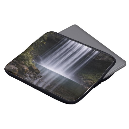 Silent Forest Waterfall – Calm Nature Landscape Laptopschutzhülle (Vorne Oben)
