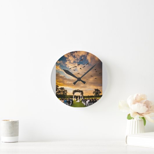 Silent Guardians: Hawks of the Wind Runde Wanduhr (Zuhause)