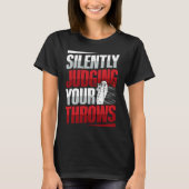 Silently judging your throws Quote for a Dart expe T-Shirt (Vorderseite)
