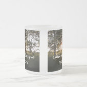 Silhouette-Bäume und Sonnenlicht personalisiertes Mattglastasse (Mittel)