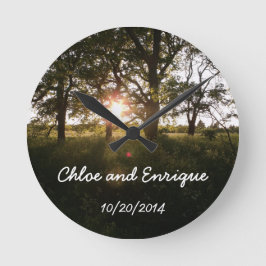 Silhouette-Bäume und Sonnenlicht personalisiertes Runde Wanduhr