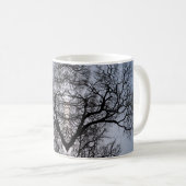 Silhouette Baummuster und blauer Himmel Kaffeetasse (VorderseiteRechts)