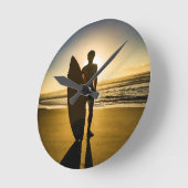 Silhouette bei Sonnenaufgang Runde Wanduhr (Winkel)