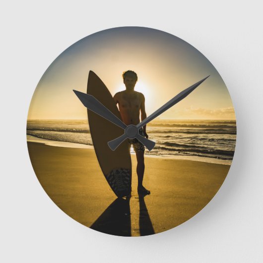 Silhouette bei Sonnenaufgang Runde Wanduhr (Vorderseite)