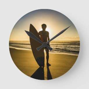 Silhouette bei Sonnenaufgang Runde Wanduhr