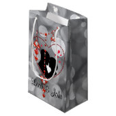 Silhouette Couple in Heart Red Heart Jewels Bokeh Kleine Geschenktüte (Vorderseite Schrägansicht)