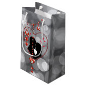 Silhouette Couple in Heart Red Heart Jewels Bokeh Kleine Geschenktüte (Rückseite Schrägansicht)