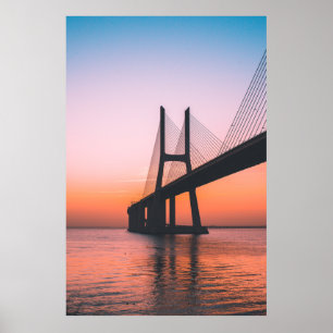 SILHOUETTE DER BRÜCKE UNTER KLAREM LUG POSTER