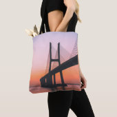 SILHOUETTE DER BRÜCKE UNTER KLAREM LUG TASCHE (Von Nahem)