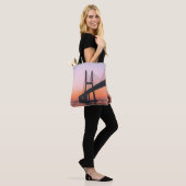 SILHOUETTE DER BRÜCKE UNTER KLAREM LUG TASCHE (Am Model)