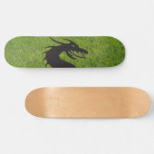 Silhouette der Drachen mit Gras im Hintergrund, Skateboard (Horizontal)