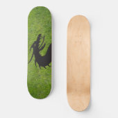 Silhouette der Drachen mit Gras im Hintergrund, Skateboard (Vorderseite)