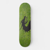 Silhouette der Drachen mit Gras im Hintergrund, Skateboard (Vorderseite)