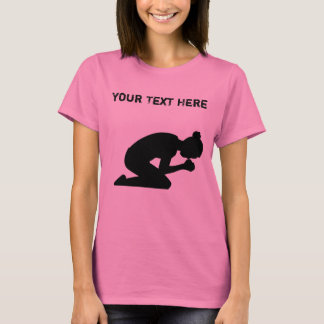 Silhouette der Frau auf ihren Knien betend T-Shirt