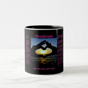 Silhouette der Hände, die ein Herz im Rosa machen Zweifarbige Tasse