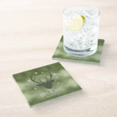 Silhouette der Hirschgeweihe und Schneeflocken Grü Glasuntersetzer (Schrägansicht)