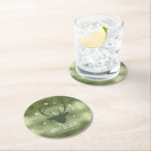 Silhouette der Hirschgeweihe und Schneeflocken Grü Runder Pappuntersetzer (Vor Ort)