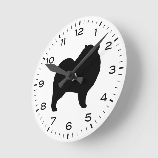 Silhouette der Keeshond-Hunde Runde Wanduhr (Winkel)