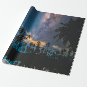 Silhouette der Kokospalmen, die auf dem Körper von Geschenkpapier