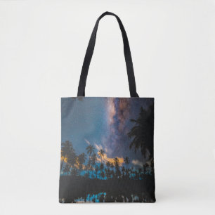 Silhouette der Kokospalmen, die auf dem Körper von Tasche