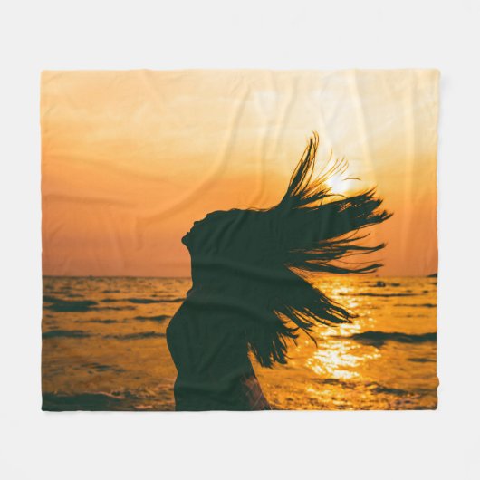 Silhouette der Mädchen, Sonnenuntergang auf dem Me Fleecedecke (Vorderseite (Horizontal))